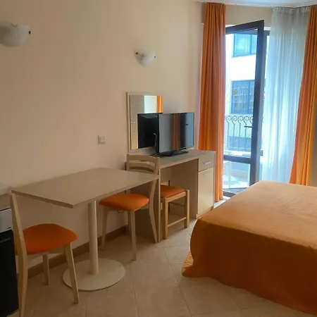 At Royal Sun, Sunny アパート